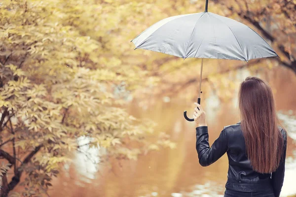 Νεαρό Κορίτσι Φθινόπωρο Βροχερές Καιρικές Συνθήκες — Φωτογραφία Αρχείου
