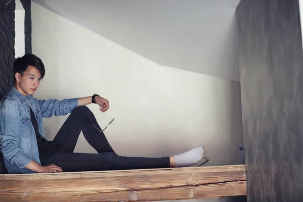 Asiatique Jeune Homme Étudiant Avec Des Livres Dans Les Mains — Photo