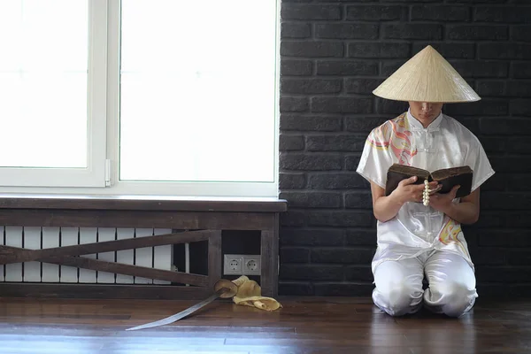 Ázsiai Fiú Egy Régi Könyv Ült Ablaknál Olvasó Kimonó — Stock Fotó
