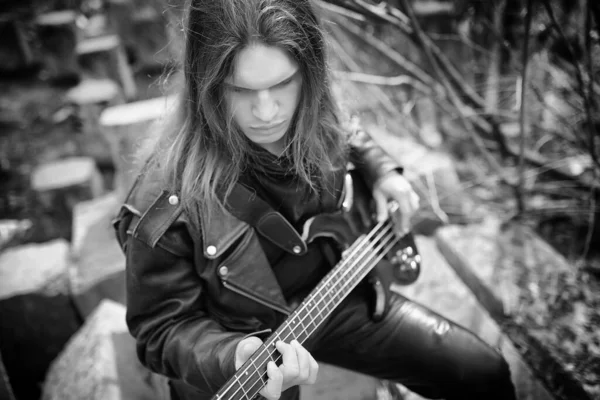Rockgitarrist Stegen Musiker Med Basgitarr Läder Kostym Metalist Med Gitarr — Stockfoto