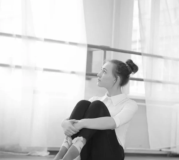 Jovem Dançarina Balé Aquecimento Bailarina Está Preparando Para Apresentar Estúdio — Fotografia de Stock
