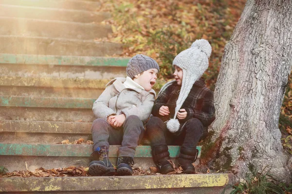 Los Niños Caminan Parque Otoño Fal — Foto de Stock