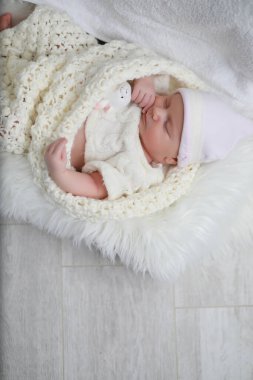 Bebek sıcak bir boşluğa sarılıp uyuyor.