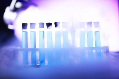 Test tüpü yeni sıvı çözelti potasyum mavisi taşar. Analiz reaksiyonu için çeşitli reaksiyonlar kullanılır. 