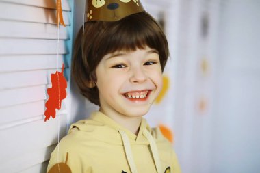 Mutlu çocuk grupları eğlenin ve anaokulunda öğretmenle oynayın.