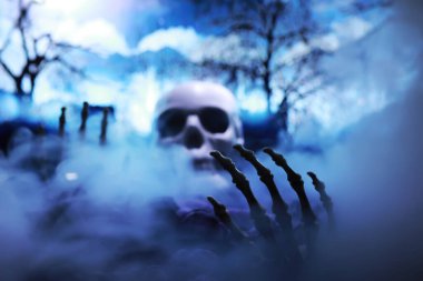 Mezarlıktan yükselen İskelet Zombi Eli Cadılar Bayramı