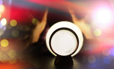 Yerde Bokeh 'le kristal küre var. Renkli ışık saçan cam top, yeni yıl kutlaması konsepti..