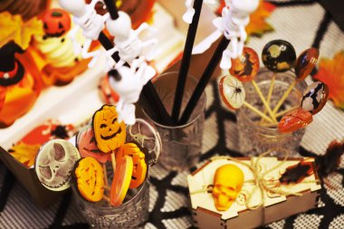 Cadılar Bayramı temalı oturma odası. Yaşam tarzı Cadılar Bayramı sezonu aile içi. Geleneksel Cadılar Bayramı dekorasyonları