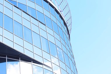 Ön cephenin mimari ayrıntıları diğer binaların ve güneşin birden fazla yansımasıyla birlikte. Modern binanın dış cephesi. Mimari soyut arkaplan