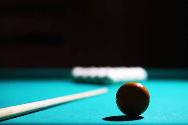 Bilardo kulübü. Rus bilardo takımıyla kumar masası ve siyah bilardo topu. Rus piramidi (Rus bilardosu, piramit bilardosu), spor.