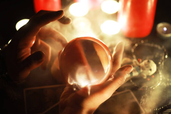 Мистическая натюрморт с куклой вуду, карты Таро, книги, злые свечи и предметы колдовства. Обряд гадания.