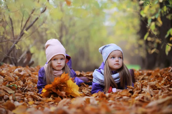 Jeune Famille Promenade Dans Parc Automne Par Une Journée Ensoleillée — Photo