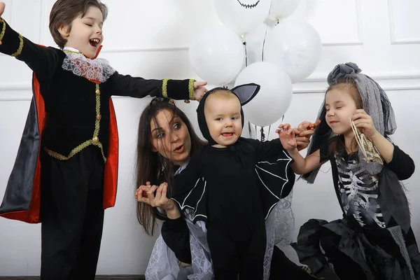 Familia Feliz Con Los Niños Trajes Bruja Vampiro Una Casa —  Fotos de Stock