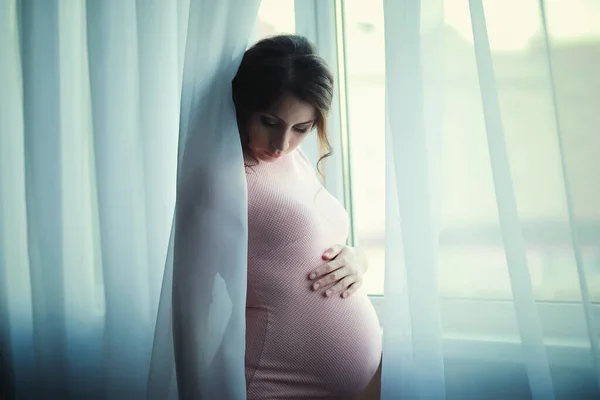 Schöne Schwangere Mädchen Mit Einem Großen Bauch Junge Schwangere Eheleute — Stockfoto