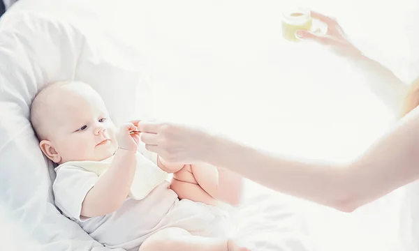 Koncept Mateřství Mladá Matka Krmí Své Děťátko První Návnada Kojení — Stock fotografie