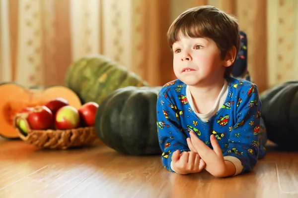 小孩选择南瓜秋天 小孩坐在巨大的南瓜上 南瓜是美国假日 万圣节和感恩节 使用的传统蔬菜 — 图库照片