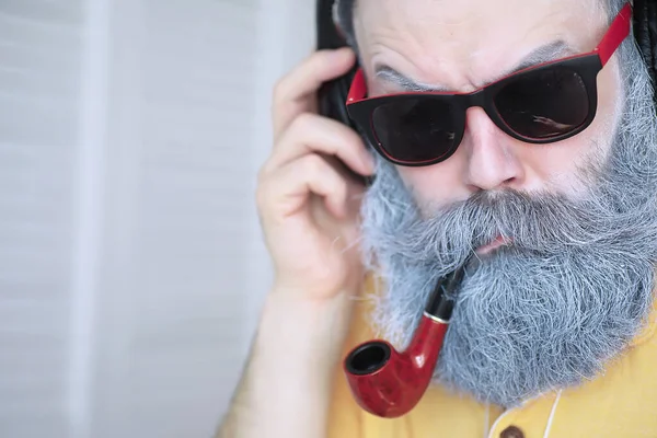 Een Man Die Tabakspijp Rookt Hipster Grijze Baard Snor Slechte — Stockfoto