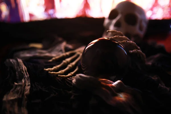 Esqueleto Zombi Mano Levantándose Cementerio Halloween Misteriosas Predicciones Bolas Mágicas —  Fotos de Stock