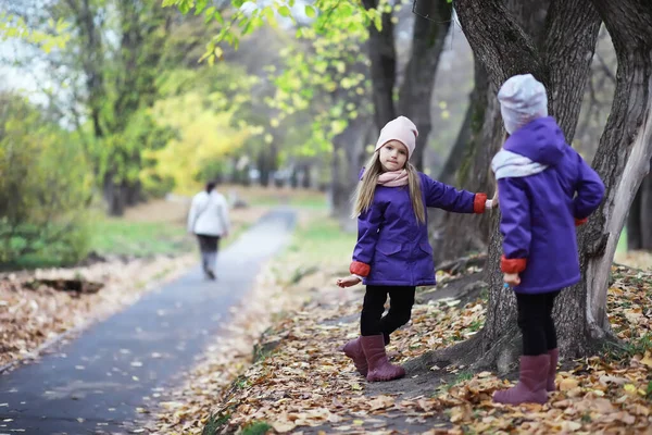 Barn För Promenad Höstparken Löv Faller Parken Familjen Fall Lycka — Stockfoto