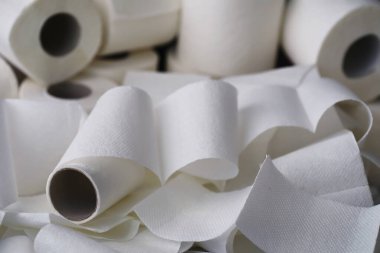 Tuvalet kağıdı rulo halinde. Kar beyazı, yumuşak, üç katmanlı tuvalet kağıdı. Hijyen ürünleri eksikliği. Birincil koruma ve dezenfeksiyon.