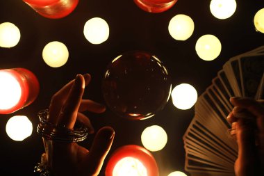 Büyülü bebeklerle, tarot kartlarıyla, kitaplarla, şeytani mumlarla ve cadılık objeleriyle dolu mistik bir hayat. Kehanet ayini.