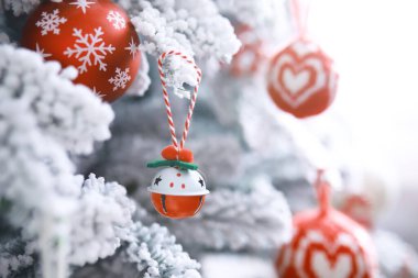 Noel tatili geçmişi. Gümüş ve kırmızı mücevher ağaçta asılı, kar ve bokeh ile, kopyalama alanı.