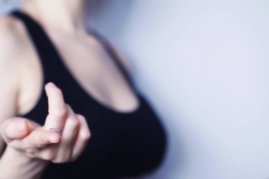 Kötü görüş kavramı. Kontak lens ve gözlüğü elinizde tutun. Reklam gözlükleri ve lensler için poster.