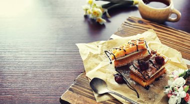 Doldurulmuş Viyana waffle 'ı. Kahve masası. Tatil için kahvaltıda güzel kokulu kurabiyeler..