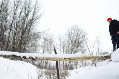 Kışın ormanda bir adam. Sırt çantalı bir turist kışın ormana gider..