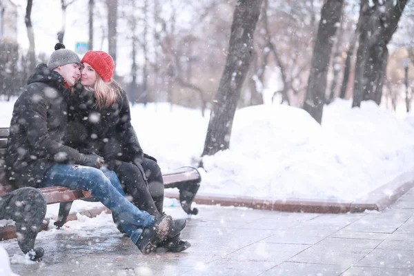 Kış Boyunca Yürüyen Genç Bir Çift — Stok fotoğraf