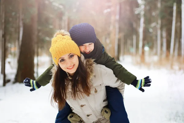 Happy Family Playing Laughing Winter Outdoors Snow City Park Winter — Stock Photo, Image