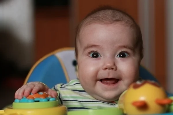 Baby fa i suoi primi passi sorridendo — Foto Stock