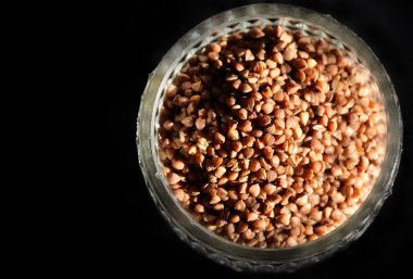 Buğday bir kristal cam siyah bir zemin üzerine