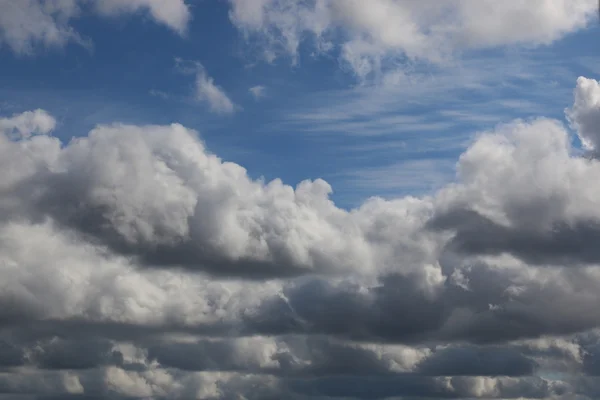 Υπόβαθρο του γαλάζιου ουρανού και σύννεφα — Φωτογραφία Αρχείου