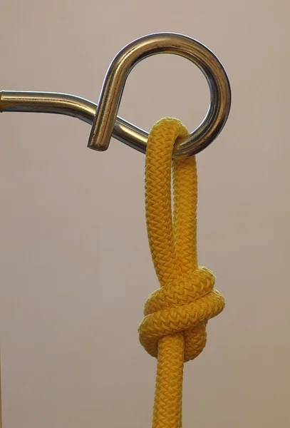 Crochet d'escalade avec assurance noeud de corde — Photo