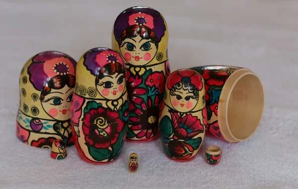 Matrioska muñecas colorido cerdito paquete de dinero — Foto de Stock