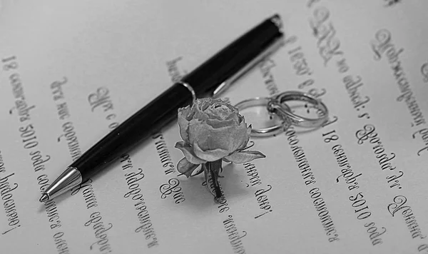 Accessoires de mariage bagues d'invitation rose et stylo — Photo