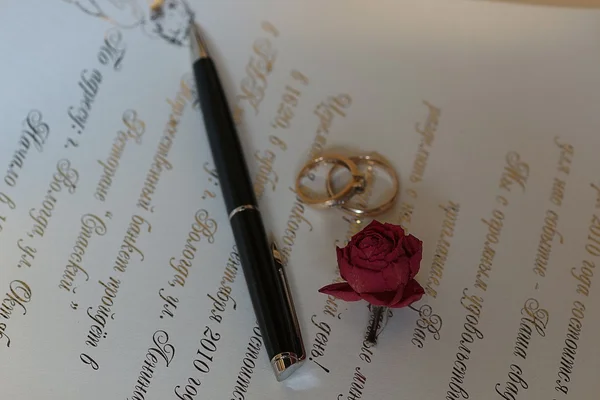 Accessori matrimonio anelli di invito rosa e penna — Foto Stock