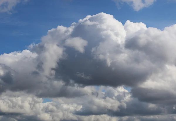 Υπόβαθρο του γαλάζιου ουρανού και σύννεφα — Φωτογραφία Αρχείου