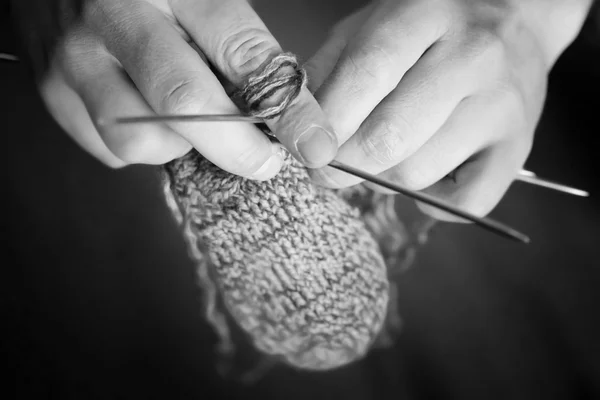 니트에 원사의 타래 양말 스포크 흑백 — 스톡 사진