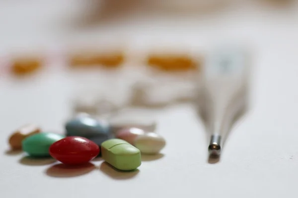 Háttér gyógyszert tabletta üveg fecskendők — Stock Fotó