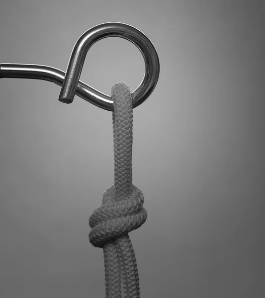 Kletterhaken mit Seilknoten-Versicherung — Stockfoto