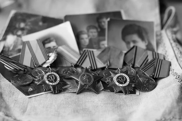 Medalhas da Segunda Guerra Mundial cigarro e fotos — Fotografia de Stock