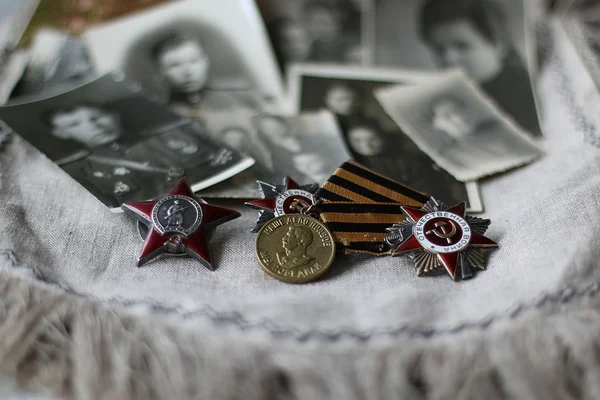 Medallas de la Segunda Guerra Mundial estuche de cigarrillos y fotos — Foto de Stock