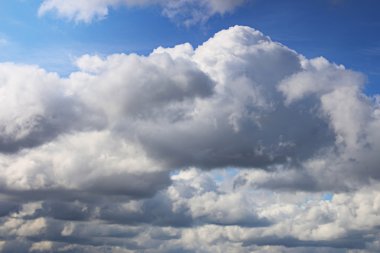 Mavi gökyüzü ve bulutların arkaplanı