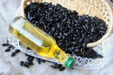 Ayçiçeği tohumu hasır sepet keten zemin üzerine