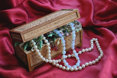 kırmızı bir arka plan inci Rose mücevher kutusu