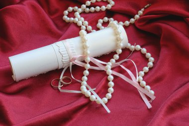 kırmızı bir arka plan inci Rose mücevher kutusu