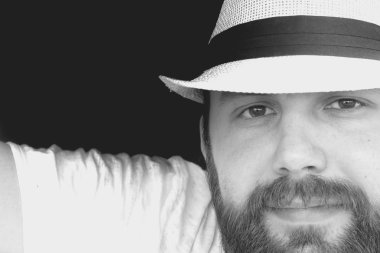 Telefonda konuşurken bir sakallı adam gülümseme eğlence portresi