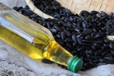 Ayçiçeği tohumu hasır sepet keten zemin üzerine